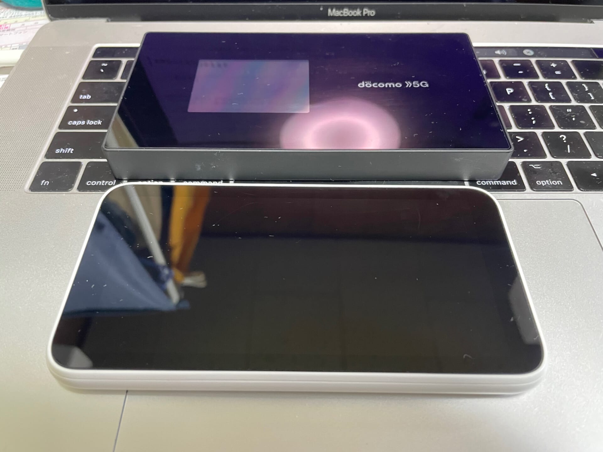 スタバなどのカフェで、フリーWi-Fiを使わず、モバイルルーターを使う筆者の理由について