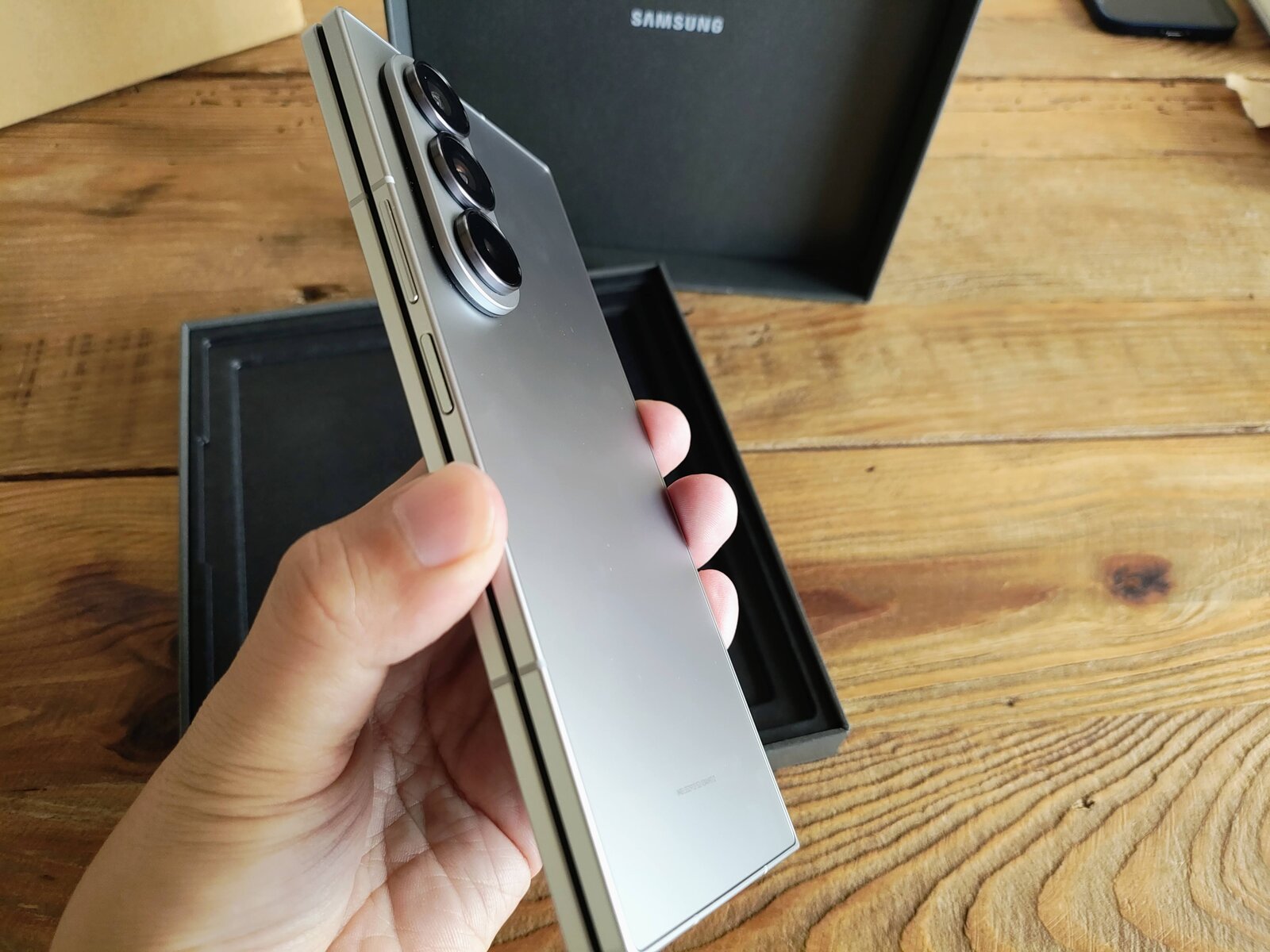 閉じると片手に収まる Galaxy Z Fold7