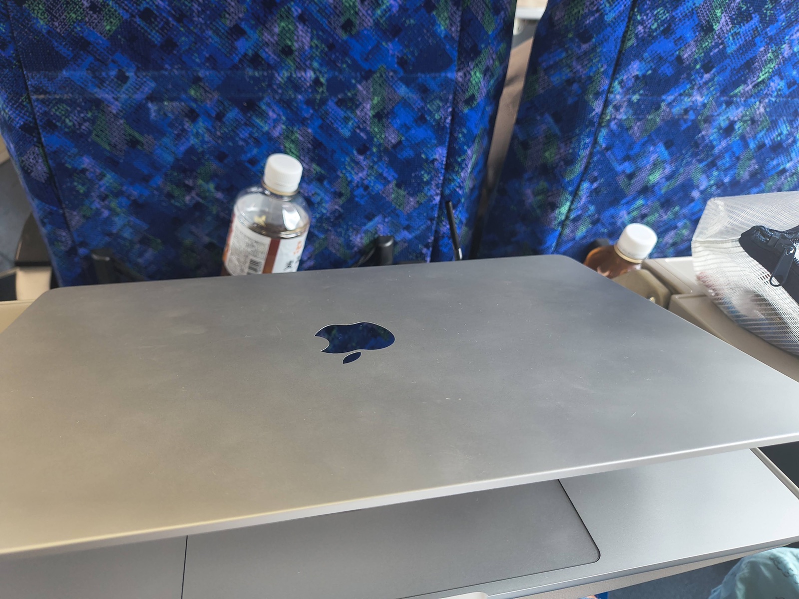 湘南新宿ラインのグリーン車で仕事をする。15インチのMacBook Airはテーブルに載るか