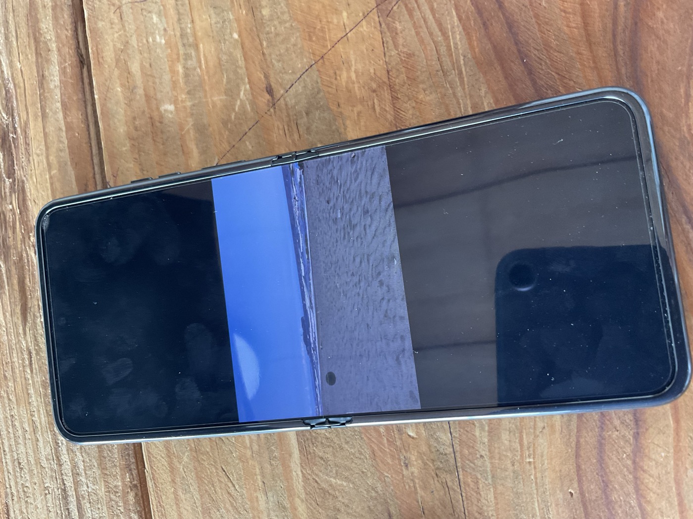 motorola razr 40 を3台買った話 — 折りたたみが2台壊れて、それでも僕が razr 40 を選び続ける理由