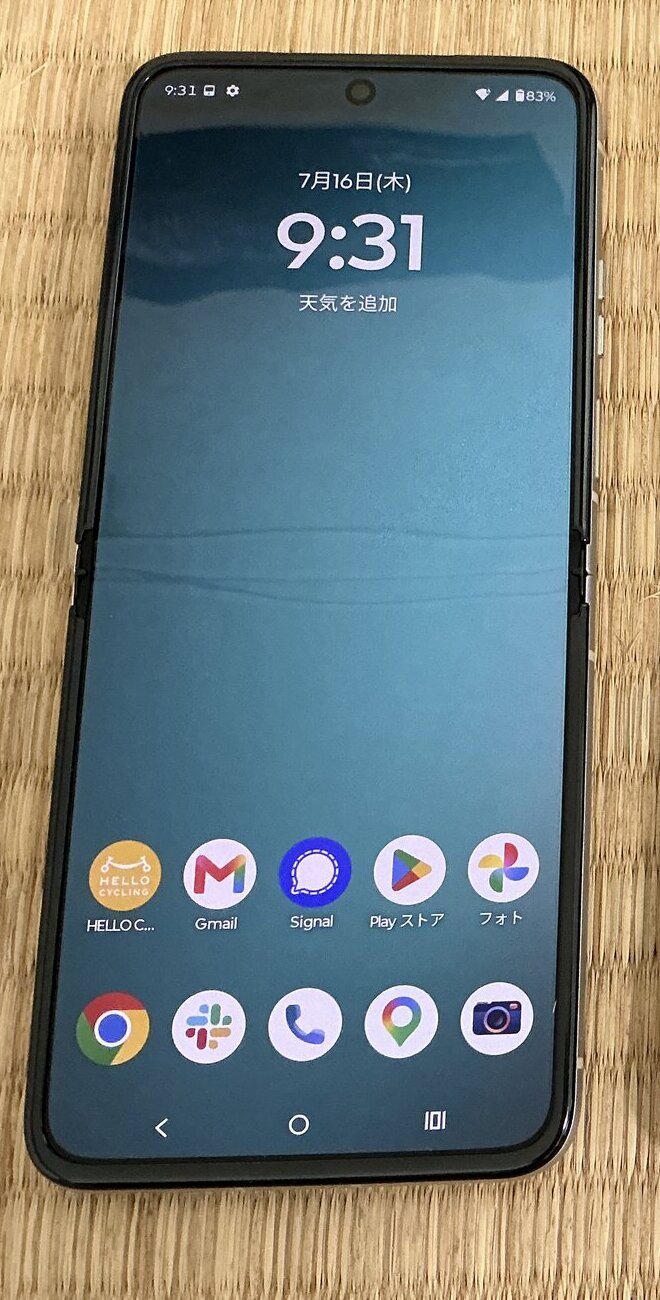 使用3ヶ月の razr 40(3台目)— 折り目に黒点なし(2026年7月16日撮影)