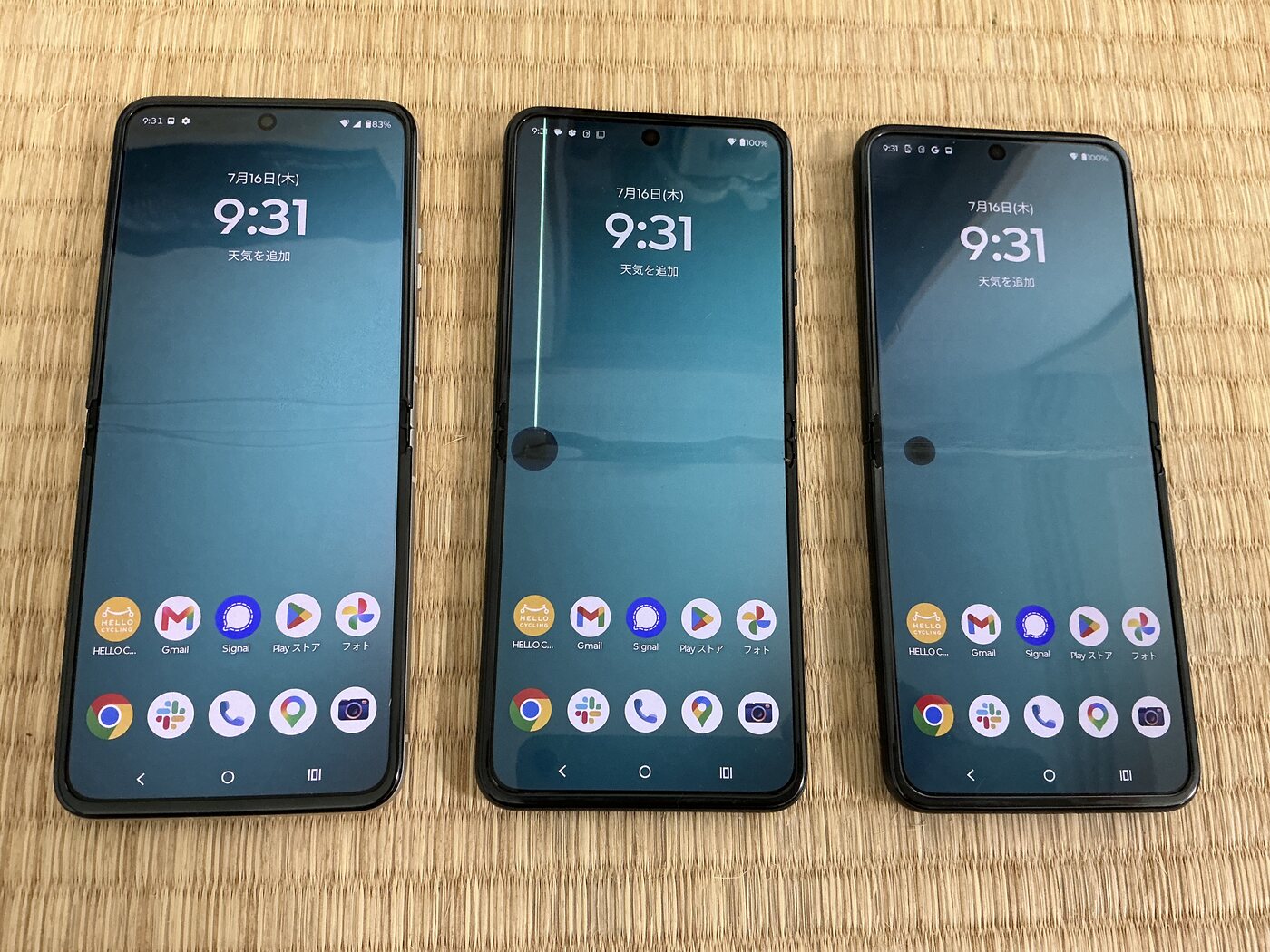 razr 40 3台 — 中央の個体は折り目から緑の線、右の個体は黒点(2026年7月16日撮影)