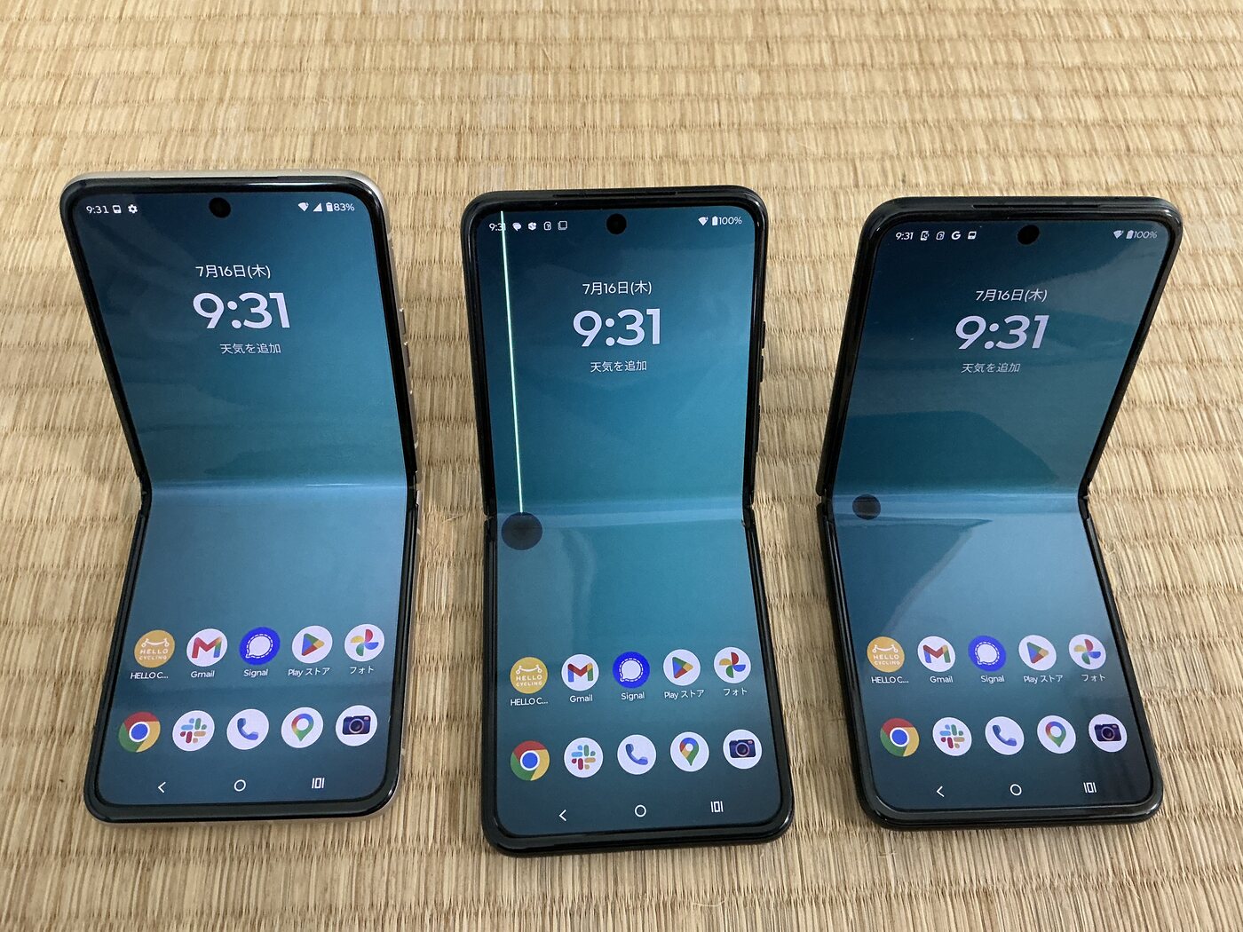 razr 40 3台 — 現役1台と折り目劣化した2台(2026年7月16日撮影)