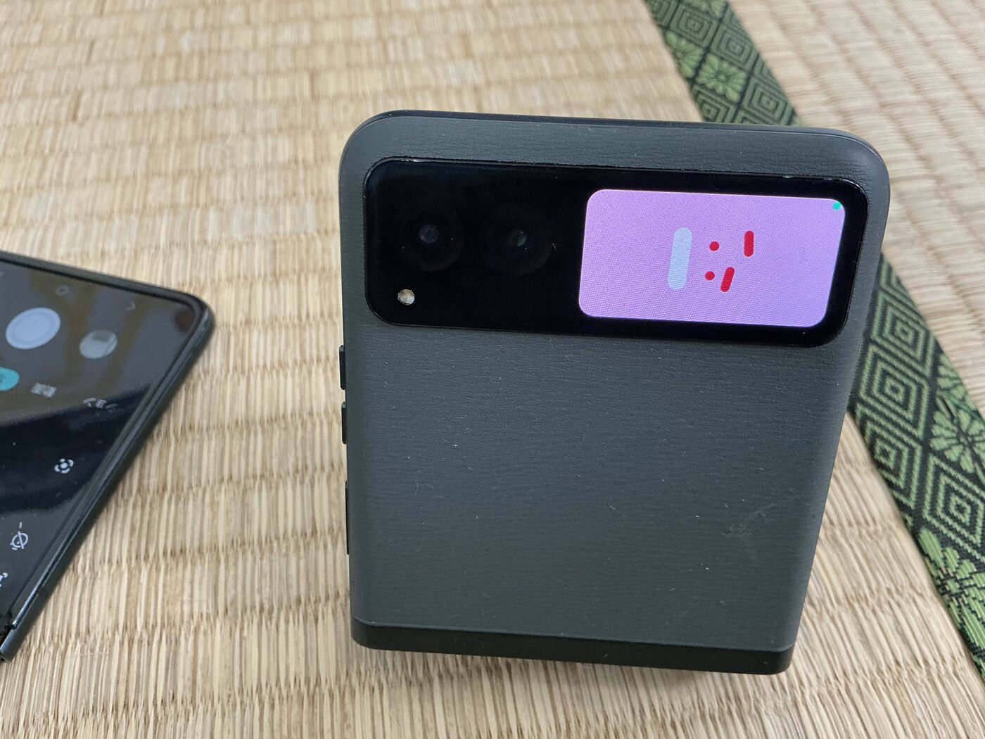 razr 40 のアウターディスプレイ — 閉じたまま時計と通知が見える