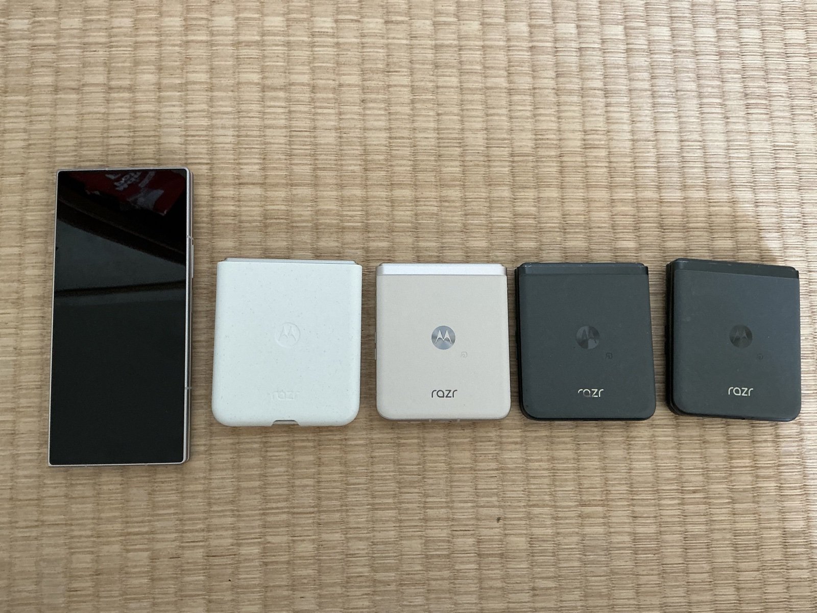 縦折りの折りたたみスマホを初めて試すなら。GalaxyとMotorola、新品と中古のどれを選ぶか